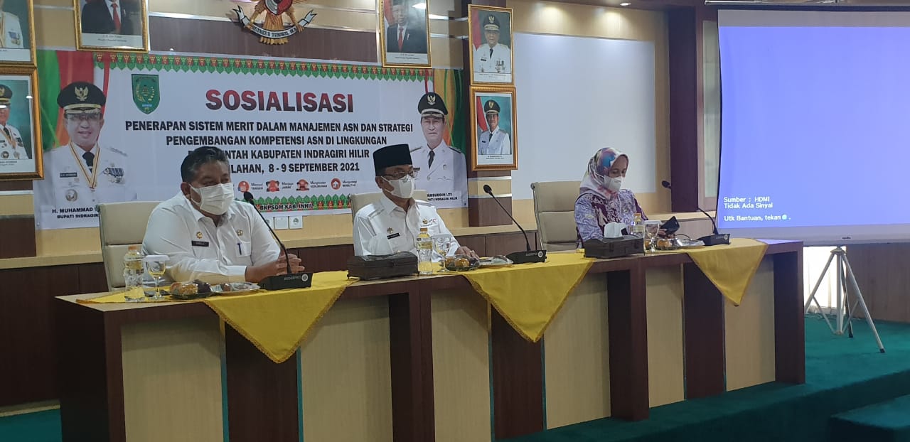 Bupati Inhil HM Wardan didampingi Sekda Inhil H Afrizal, membuka sosialisasi  penerapan sistem merit, Rabu (7/9/2021).