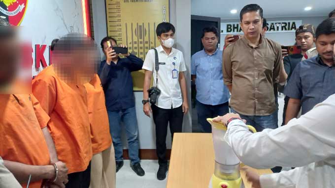 Tiga tersangka ikut menyaksikan pemusnahan barang bukti narkoba di Mapolsek Limapuluh, Rabu (14/12/2022).