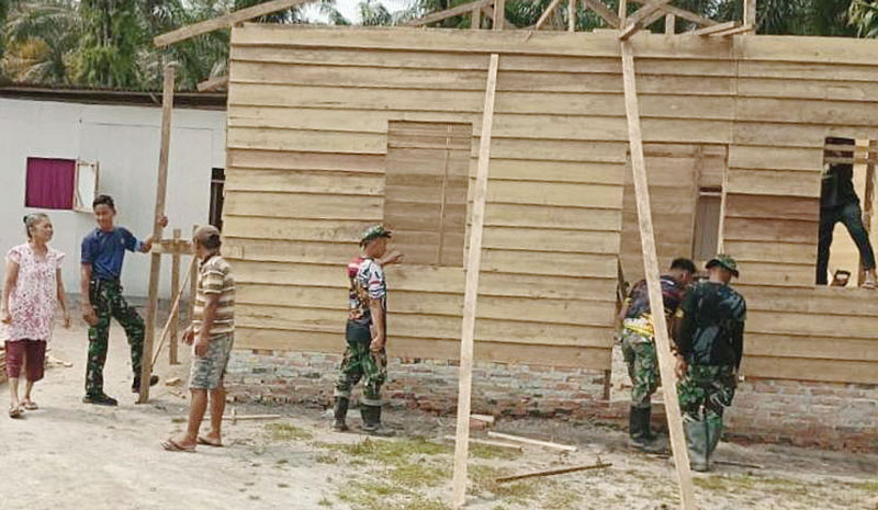 Tim Satgas TMMD Kodim Bengkalis melakukan program bedah rumah TMMD Kodim 0303 Bengkalis di Desa Boncah Mahang, Kecamatan Bathin Solapan, Senin (2/10/2023).