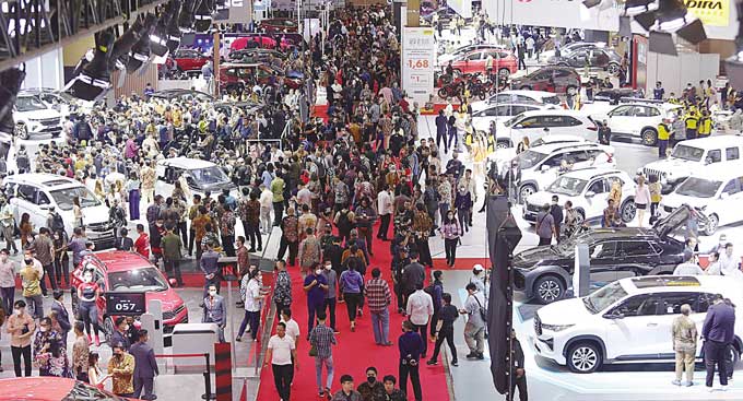Pengunjung antusias menyaksikan mobil yang dipamerkan pada Indonesia International Motor Show (IIMS) 2023 di JIExpo Kemayoran, Jakarta Pusat, Kamis (16/2/2023).