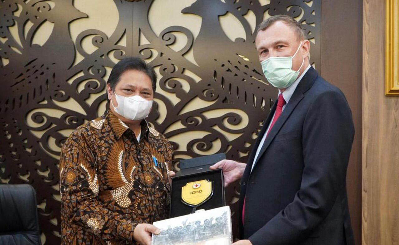 Menko Perekonomian yang juga Ketua KPCPEN Airlangga Hartarto bersama Delegasi Komite Internasional Palang Merah (ICRC) dipimpin oleh Benoit Chavaz usai pertemuan di Jakarta, Jumat (30/4/2021).