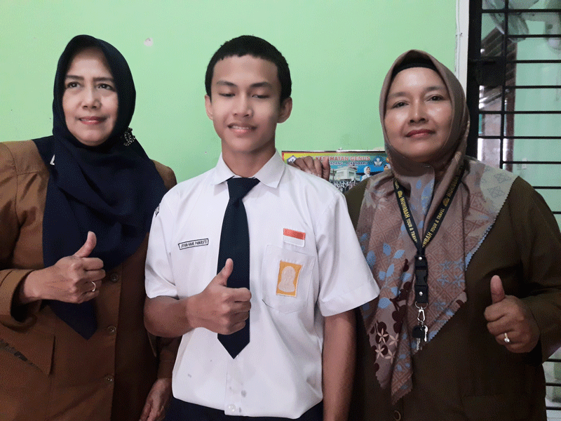 Jovan Ghani Pangestu foto bersama dengan Kepala SMP Negeri 16 Pekanbaru Dra Endang Sriwijayati, beberapa hari lalu.