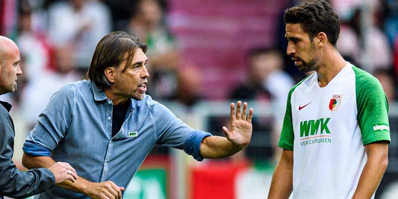 Salah satu gaya Martin Schmidt saat memberikan intruksi kepada pemainnya dalam pertandingan di Bundesliga Jerman. (AFP/DAILY MAIL)