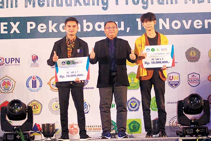Rektor Universitas Lancang Kuning Dr Junaidi (tengah) bersama mahasiswa Lancang Kuning yang meraih juara III dalam ajang EA 2022, Ahad  (13/11/2022).