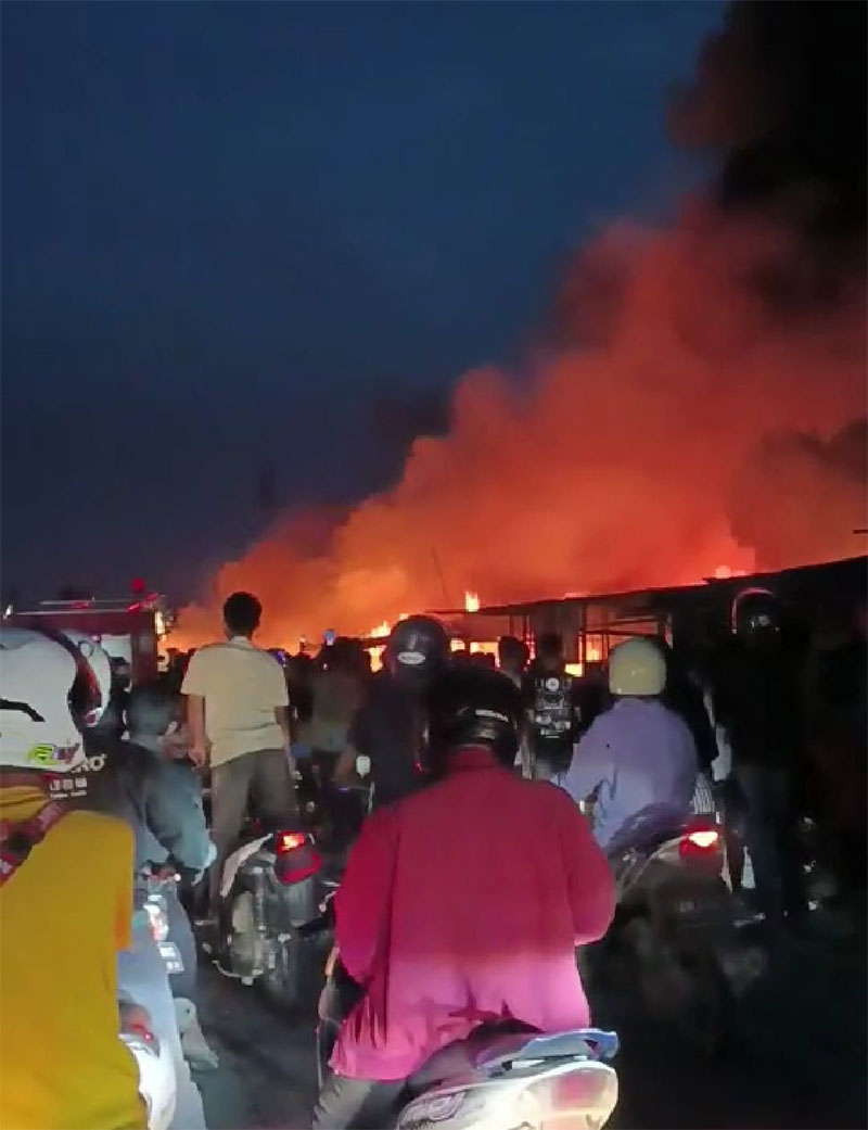 Kebakaran terjadi di pinggir Jalan Kubang Km 1,5 RT/RW 002/001 Kecamatan Tuah Madani, Kamis (9/11/2023).