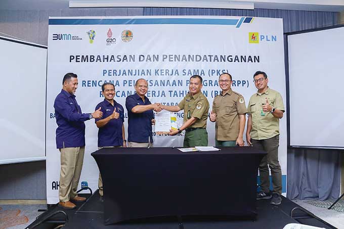 Jajaran manajemen  PT PLN (Persero)  dan pihak Balai Besar Taman Nasional Kerinci Seblat Direktorat Jenderal Konservasi Sumber Daya Alam dan Ekosistem Kementerian Lingkungan Hidup dan Kehutanan (BBTNKS) berjabat tangan usai penandatanganan perjanjian kerj