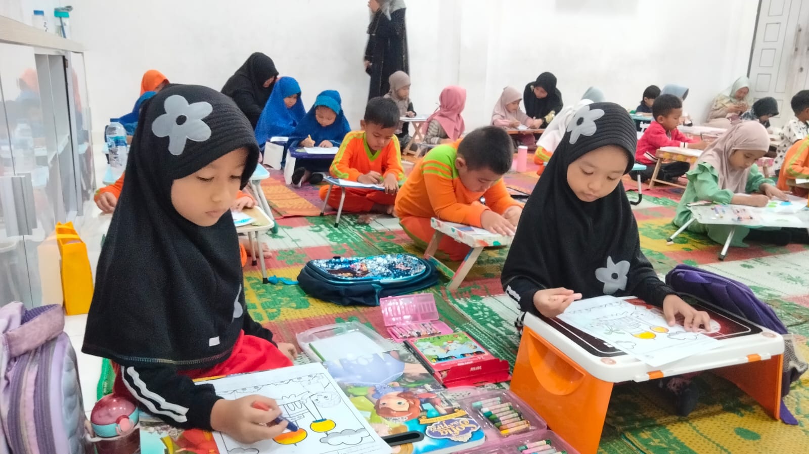 Murid TK dan SD sedang mengikuti lomba mewarnai yang dilaksanakan di gedung SDIT Tahfidzul Quran di Jalan Sopoyono, Tenayan Raya, Sabtu (16/12/2023).