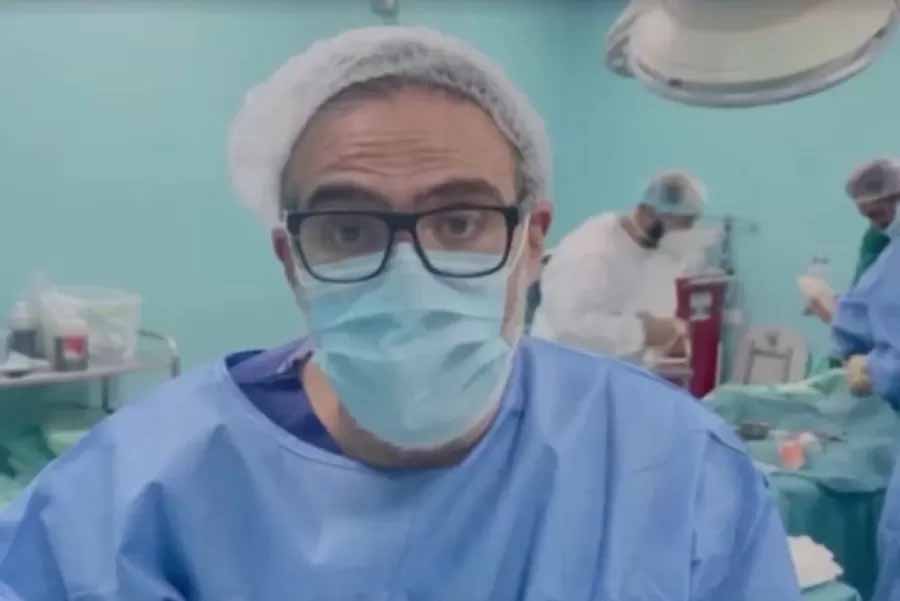 Dokter bedah RS Al Ahli di Kota Gaza, Ghassan Abu Sitta. Rumah sakit di Gaza telah kewalahan dan kekurangan pasokan sejak pasukan Israel melancarkan operasi militer.