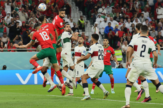 Striker Maroko Youssef En-Nesyri (empat dari kiri) melompat setinggi 2,78 meter untuk mencetak gol tunggal kemenangan atas Portugal dalam perempat final Piala Dunia 2022 di Al Thumama Stadium, Doha, pada Sabtu (10/12) malam WIB.