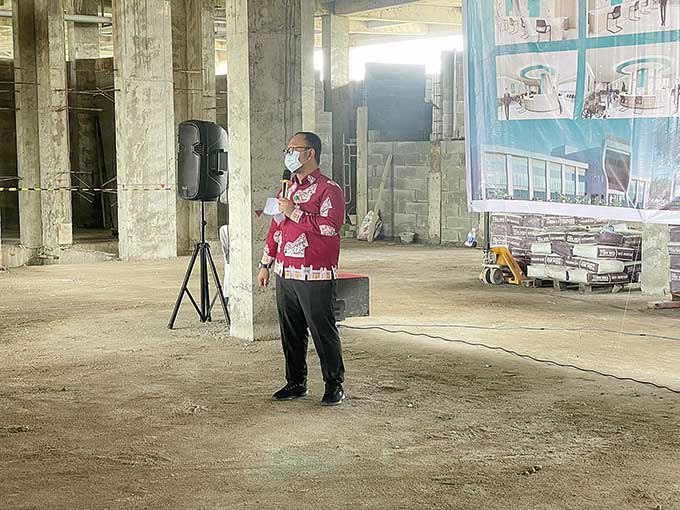 Direktur Proyek PT Awal Bros Sehat Sentosa dr Sofi Sumarlin memberikan sambutan dalam agenda seremonial topping off sebagai tanda berakhirnya pembangunan konstruksi gedung Rumah Sakit Awal Bros Baganbatu, Kamis (17/3/2022).