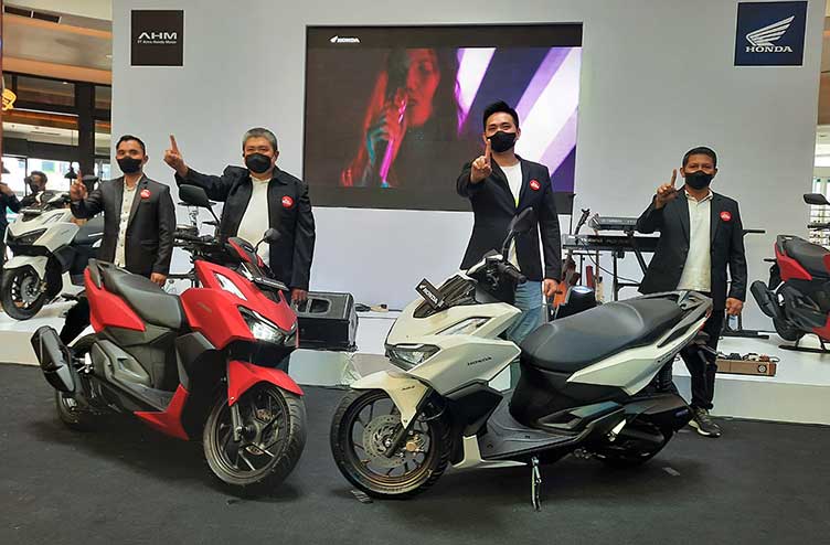 Top Management PT Capella Dinamik Nusantara dengan All New Honda Vario 160 pada saat launching di Mal SKA Pekanbaru, Sabtu (19/2/2022).