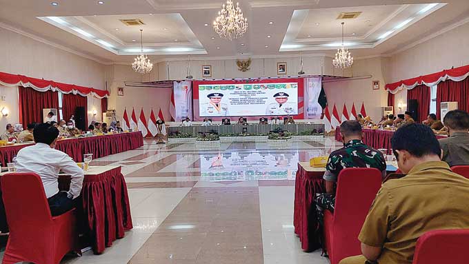 High Level Meeting Tim Pengendalian Inflasi Daerah se-Provinsi Riau ditaja oleh Pemerintah Provinsi Riau di Balai Serindit, Pekanbaru, Senin (5/12/2022).