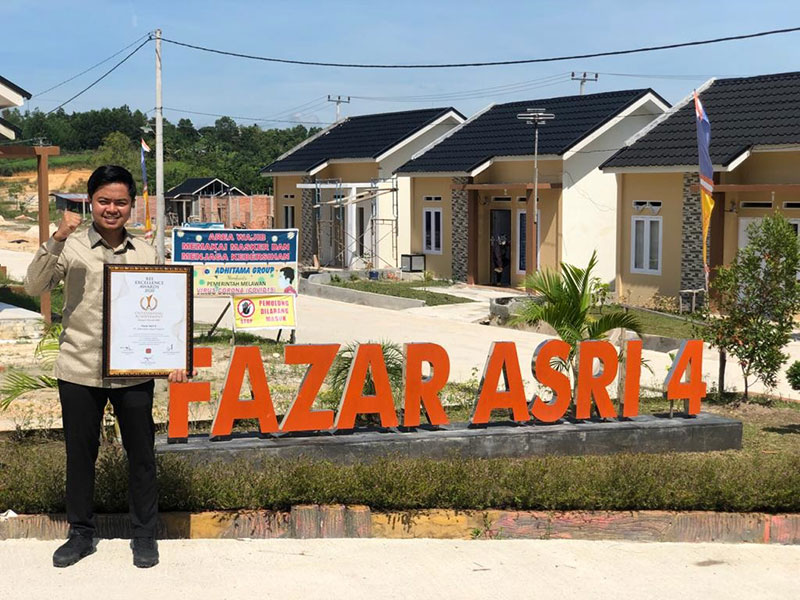 Direktur Utama PT Adhitama Jaya Properti Fuadi SM memperlihatkan sertifikat penghargaan yang diraih perusahaannya, dari DPP REI dalam kegiatan REI Exellence Award 2020. (ISTIMEWA)