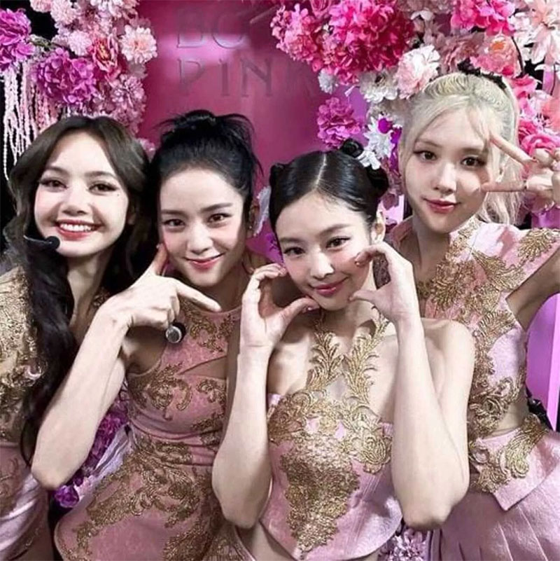 Debut 7 tahun BLACKPINK, bukan hanya sebuah grup musik K-Pop tapi juga fenomena yang menghipnotis dunia. Baca disini!