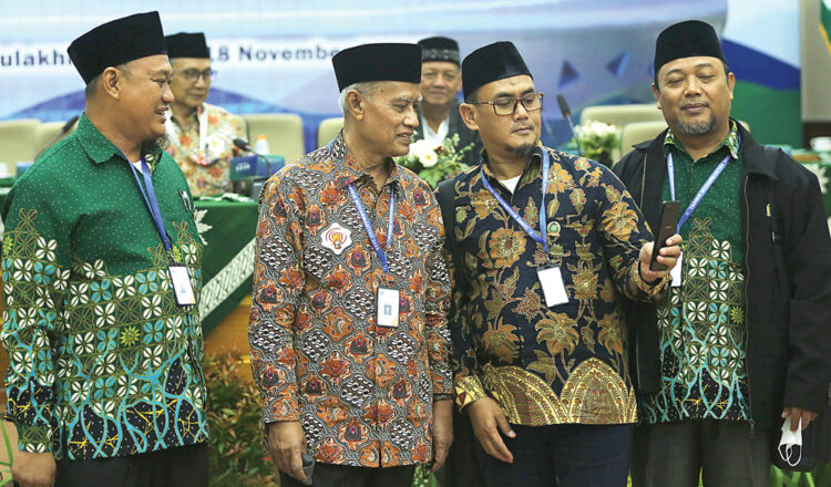 Sejumlah muktamirin berfoto bersama ketua Umum PP Muhammadiyah Haedar Nashir (dua dari kiri) di Auditorium Moh Djazman, Universitas Muhammadiyah Surakarta, kemarin.