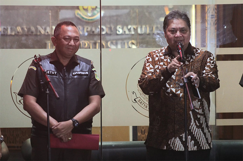 Menko Perekonomian Airlangga Hartarto usai diperiksa Kejaksaan Agung Jakarta, Senin (24/7/2023).