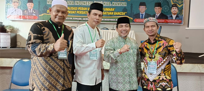 Dr H Mawardi Muhammad Saleh Lc MA (dua kanan) kembali terpilih secara aklamasi menjadi Ketua Umum MUI Kabupaten Kampar periode 2023-2028 di Hotel Altha Bangkinang Kota, Rabu (28/12/2022).