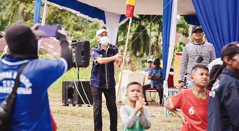 Wali Kota Dumai bermain layang- layang di acara festival layang-layang tingkat Kota Dumai, beberapa waktu lalu.