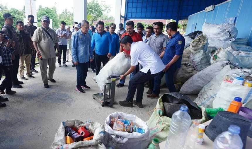 Gubernur Riau (Gubri) Syamsuar menyaksikan penimbangan sampah laut yang dikumpulkan para nelayan Dumai, Sabtu (12/8/2023).