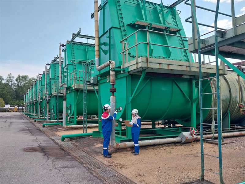 Team Manager Steam Station, Joko Laksono didampingi staf melakukan pengecekan mesin steam flood di Duri Camp, Kamis (24/8/2023).