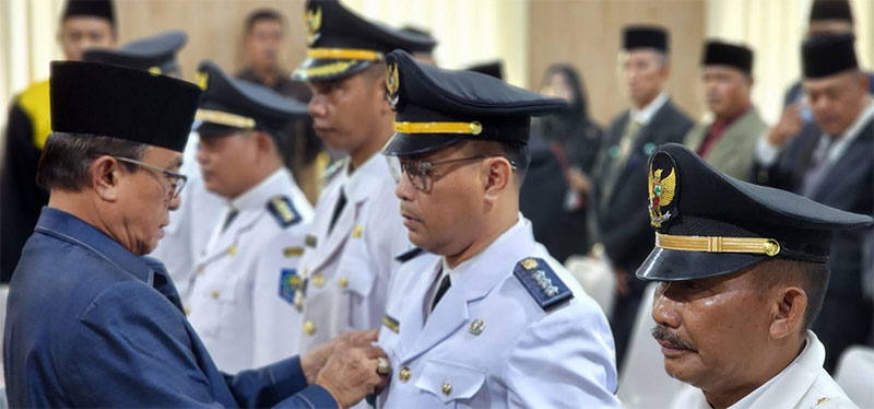 Bupati Inhil HM Wardan mengenakan tanda kepangkatan kepada Camat Reteh, Zailani, Selasa (15/8/2023)