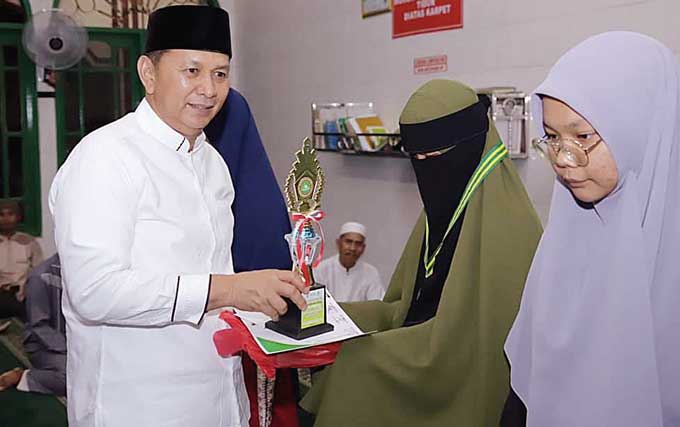 Wabup Rohul H Indra Gunawan menyerahkan hadiah pemenang lomba MHQ spesial Ramadan tingkat Kecamatan Ujung Batu pada peringatan Nuzul Qurâ€™an di Masjid Darul Imam Kecamatan Ujung Batu, Jumat (7/4/2023) malam.