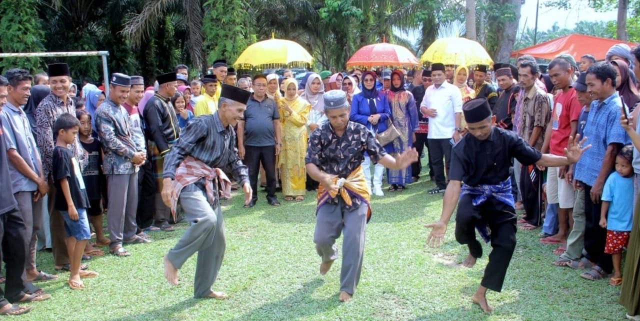Anggota DPRD Kuansing, Fedrios Gusni disambut masyarakat dengan tradisi silat di Desa Pangkalan Indarung, Singingi, Jumat (15/12/2023).