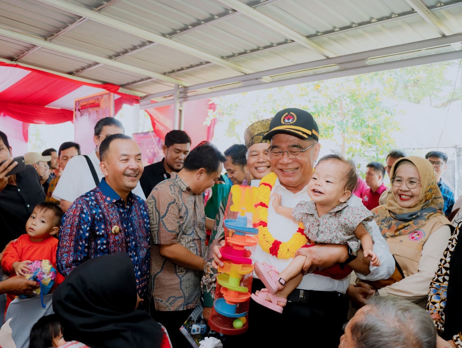 Menko-PMK Prof Dr Muhadjir Effendy didamping Pj Bupati Kampar Muhammad Firdaus dan forkompinda saat berkunjung ke Desa Tanah Merah, Kecamatan Siak Hulu, Kabupaten Kampar, Sabtu (16/9/2023).