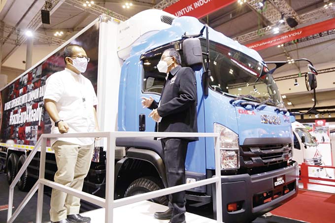 Customer & Product Services Division Head Astra Isuzu Heri Wasesa (kiri) bersama Ketua Umum Asosiasi Pengusaha Truk Indonesia Gemilang Tarigan berbincang seusai talkshow di Booth Isuzu dalam pameran GIIAS 2021 di ICE BSD Tangerang, Jumat (12/11/2021).