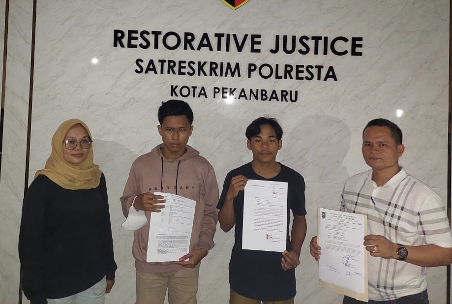 Kabag Bantuan Hukum Biro Hukum Setdaprov Riau Yan Dharmadi bersama para mahasiswa usai meminta maaf di Polresta Pekanbaru, Sabtu (8/10/2022).