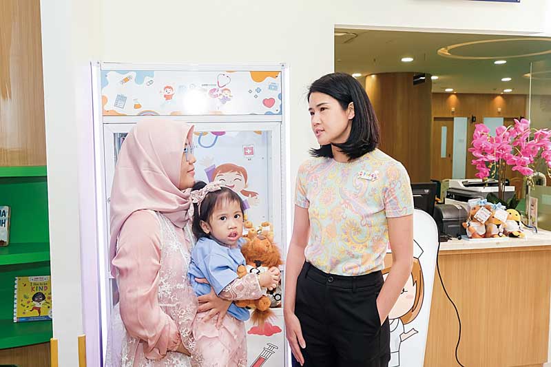 Managing Director Grup RS Siloam, Caroline Riady mengunjungi pasien anak saat meresmikan Palembang Integrated Child Center (PICC) di RS Siloam Sriwijaya, Sabtu (5/8/2023).