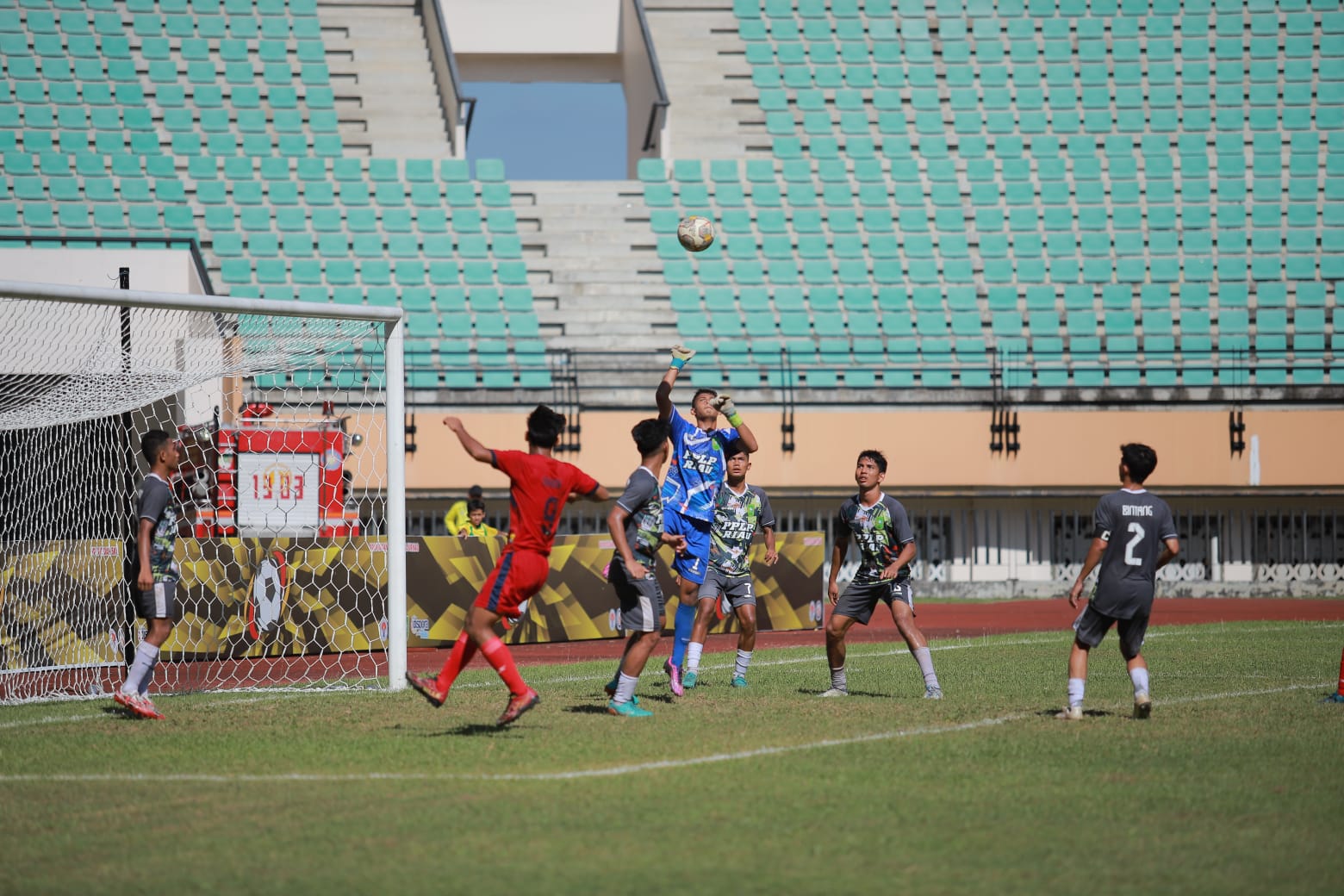 Tim PPLP Riau saat menghadapi PPLP Sumut pada semifinal PPLP/Daerah dan SKO di Stadion Utama Riau, Senin (19/6/2023) pagi.