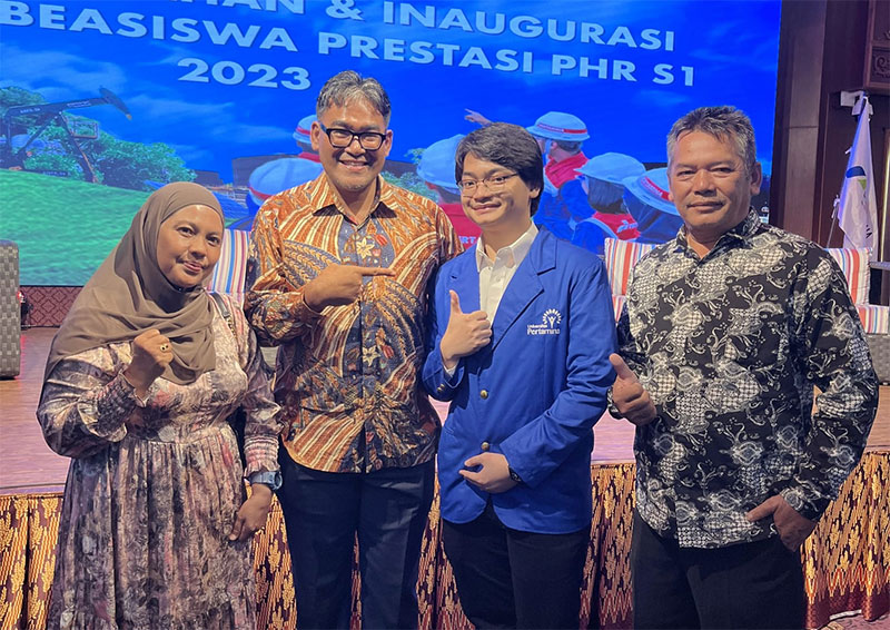 Raihan Putra Akbar bersama kedua orang tuanya foto bersama usai kegiatan inaugurasi penerima beasiswa PHR ke Universitas Pertamina.