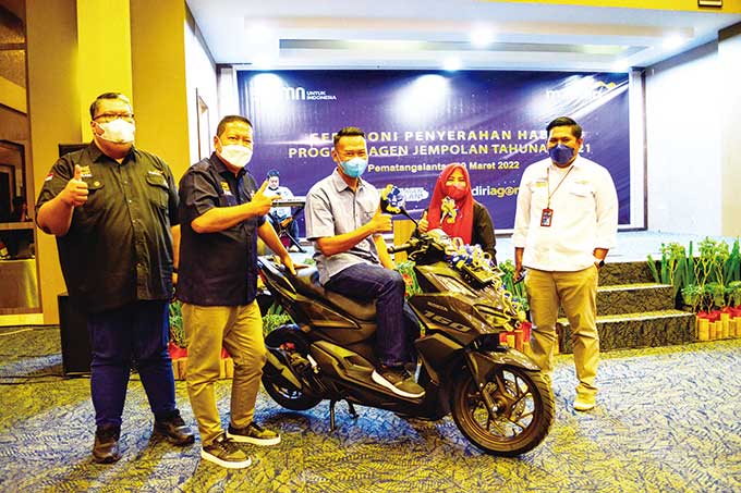 RCEO Bank Mandiri Region I/Sumatera 1 Lourentius Aris Budiyanto (dua kiri) menyerahkan hadiah program agen Jempolan berupa 1 unit sepeda motor di Hotel Horizon Pematangsiantar, Sumut, Kamis (10/3/2022).