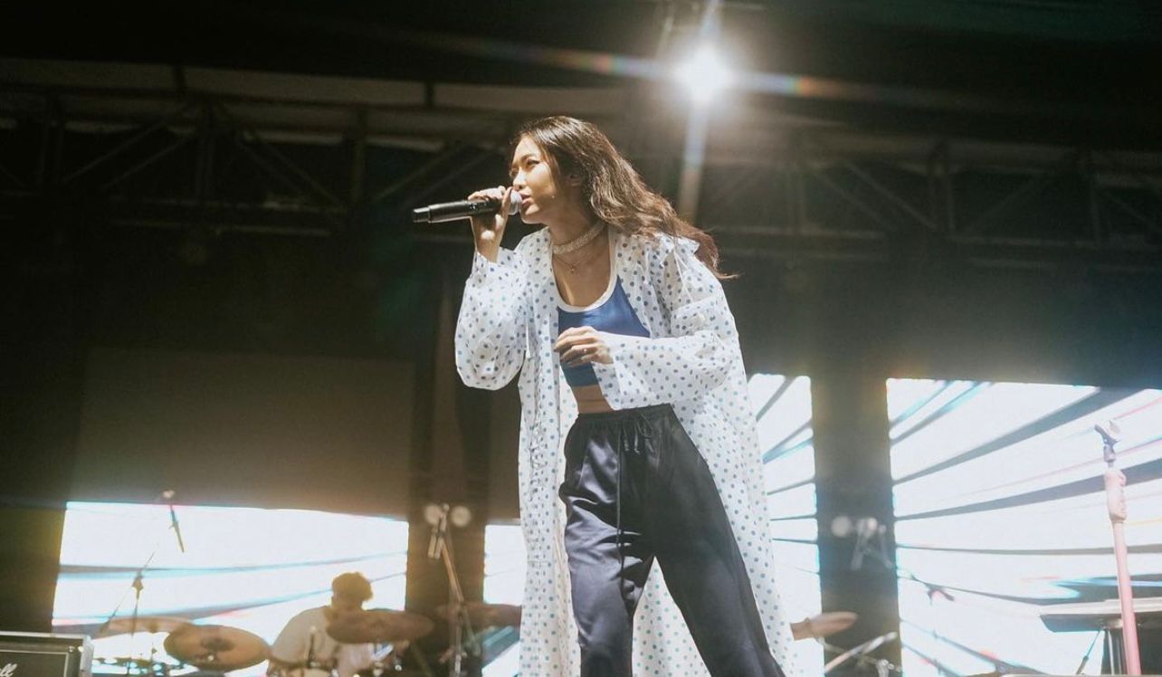 Widi, vokalis Vierratale dalam sebuah konser.