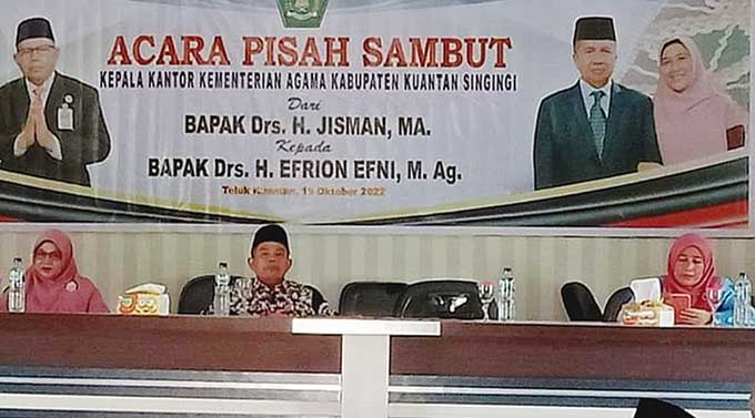 Kepala Kantor Kemenag Kuansing Drs Jismam MA (tengah) saat menghadiri pisah sambut di Telukkuantan, Selasa (18/10/2022).