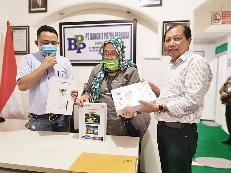 Direktur Cabang PT Bangkit Putra Perkasa Pekanbaru Mugiyanto (kiri) bersama Komisaris Utama Indri Alamsyah (tengah) dan Irwan (kanan) memperlihatkan berkas proyek Riau Menyapa Dunia, Ahad (26/7/2020).(PT BANGKIT PUTRA PERKASA PEKANBARU FOR RIAUPOS.CO)