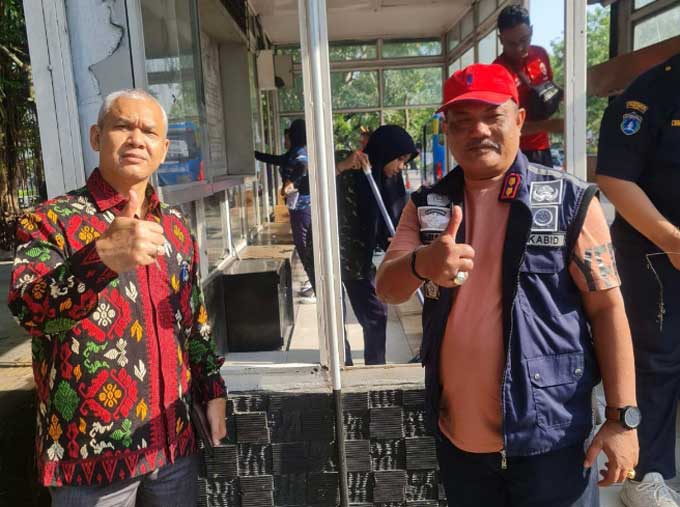 Ketua Harbubnas 2022 Kota Pekanbaru Khairunnas (topi merah) bersama Ketua Harbubnas 2022 Provinsi Riau, Rudi kawal langsung proses bersih-bersih halte, Kamis (15/9/2022).