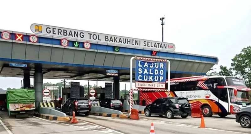 Kendaraan melintasi Gerbang Tol Bakauheni Selatan di Jalan Tol Trans Sumatera (JTTS).