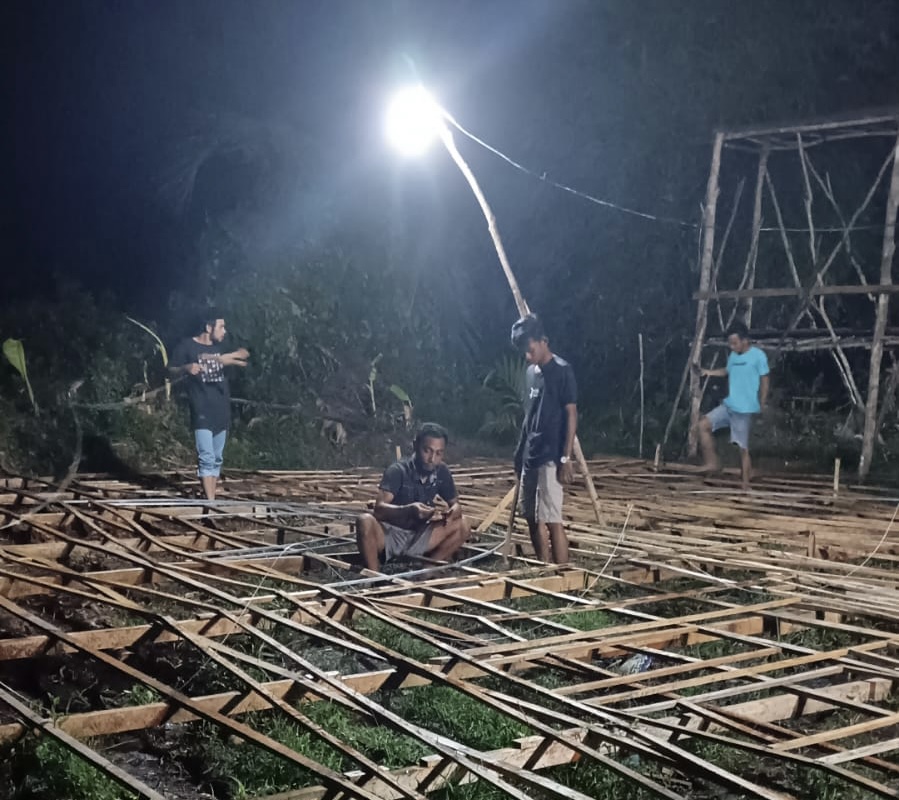 Warga Desa Pangkalan Batang Barat, Kecamatan Bengkalis saat membuat menara colok sempena peringatan tujuh likur (malam 27 Ramadan). Foto diambail Senin (25/4/2022)