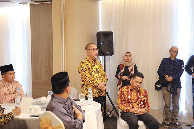 Kadiskominfo Rohul H Syofwan menyampaikan kondisi 21 desa di Rohul masuk wilayah blank spot atau rendah signal jaringan telekomunikasi kepada Menkominfo RI Budi Arie Setiadi saat melakukan kunjungan kerja ke Riau, Jumat (25/8/2023).