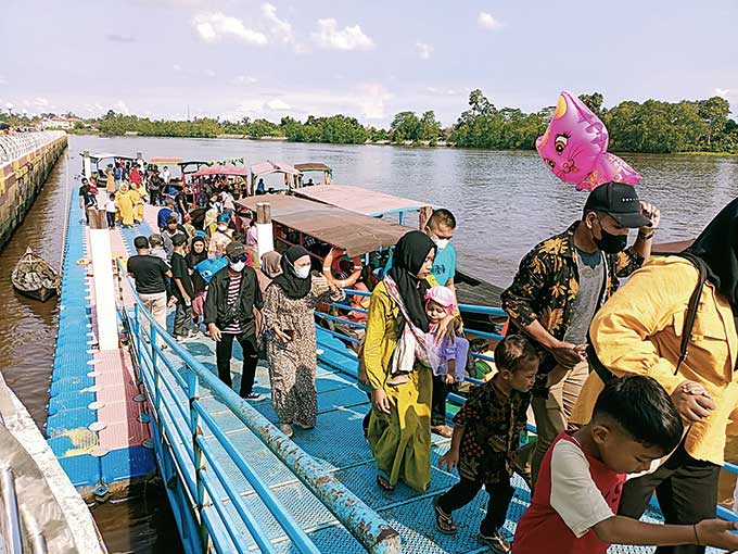 Wisatawan tiba di tepian Sungai Jantan untuk melihat objek wisata Istana Asserayah Alhasyimiah dan Lapangan Siak Bermadah serta beberapa destinasi, akhir pekan lalu.