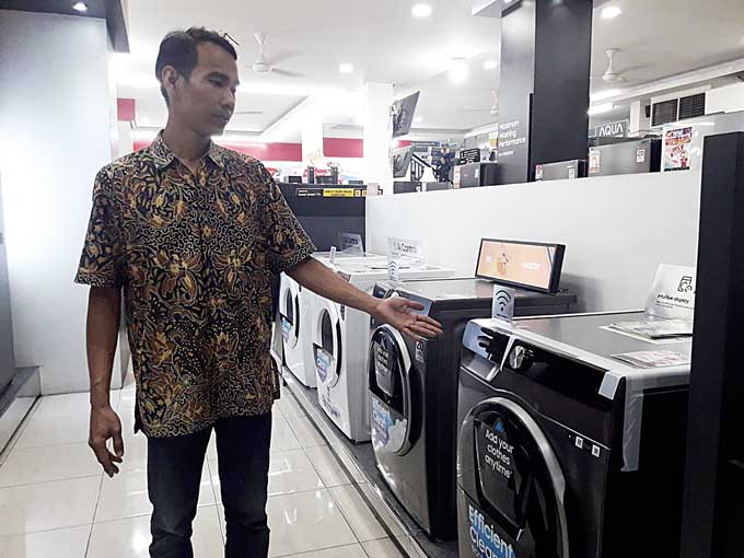 Berbagai produk elektronik yang dipajang di Toko Batam Jaya Elektronik di Jalan Tuanku Tambusai, Pekanbaru. Awal tahun ini berbagai produk mendapat promo harga special, Jumat (24/2/2023).