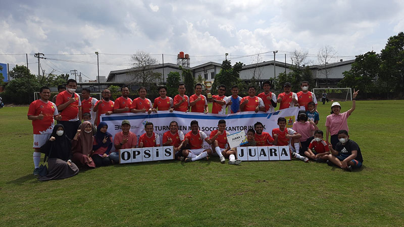 Tim bidang OPSIS UIP3BS foto bersama usai menjadi juara pada tournament mini soccer peringatan HLN ke-76 di Lapangan Tiga Naga, Sabtu (30/10/2021).