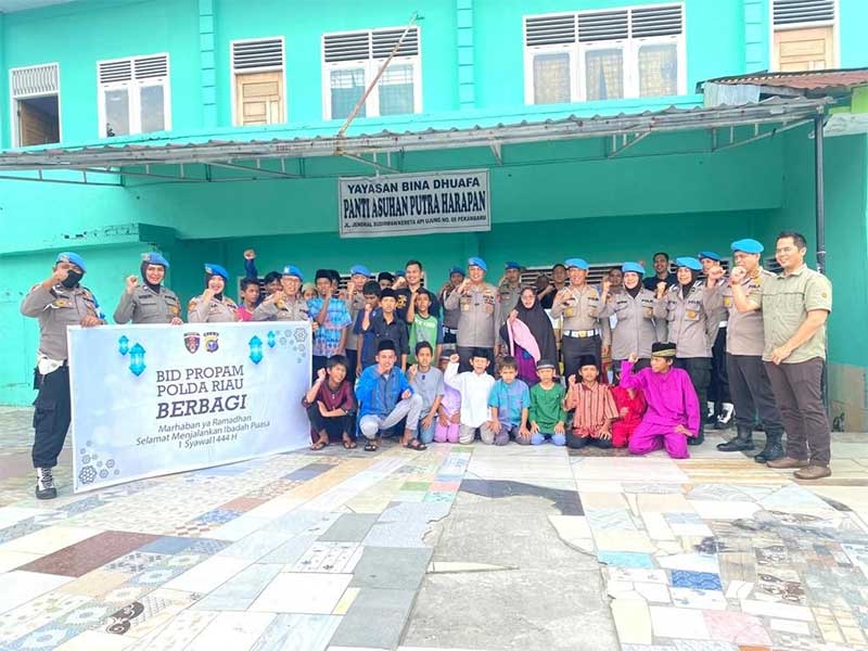 Kabid Propam Polda Riau Kombes Pol J Setiawan foto bersama jajaran, pengurus dan anak Panti Asuhan Putra Harapan, Selasa (11/4/2023).