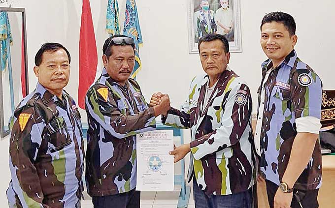 Ketua Dewan Pimpinan Daerah Ikatan Pemuda Karya (DPD IPK) Kabupaten Bengkalis Rasiman Manurung memberikan surat mandat Ketua PAC IPK Bathin Solapan (Batsol) kepada David di sekretariat IPK di Duri, Kamis (18/5/2023).