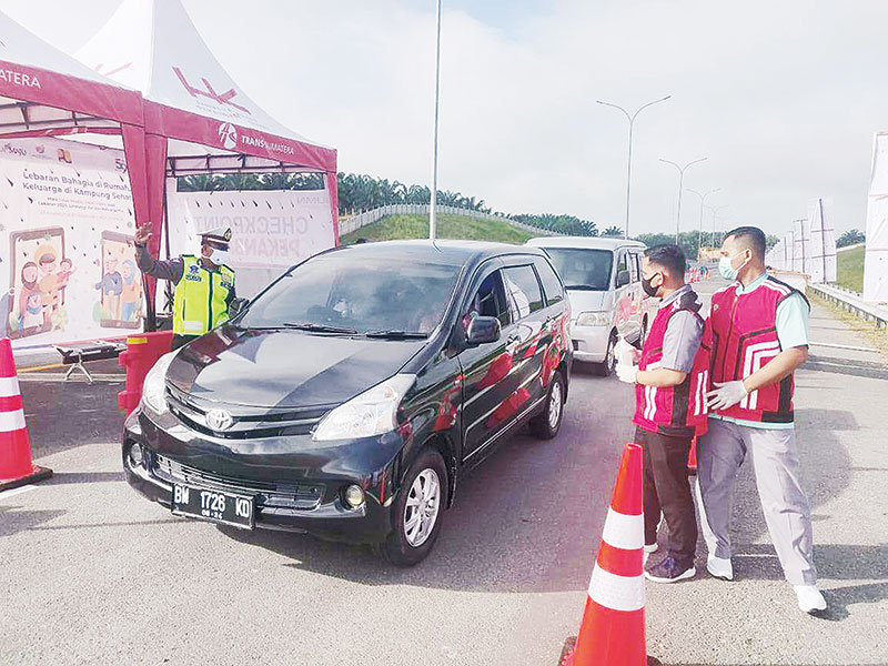 Kendaraan yang melintas di check point gerbang masuk tol Pekanbaru-Dumai seksi 1 harus mengikuti protokol kesehatan. Jalan bebas hambatan ini kembali ditutup setelah dibuka dua pekan.(HK FOR RIAU POSR)