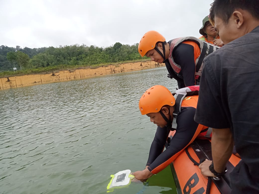 Tim SAR melakukan pencarian korban tenggelam di PLTA Koto Panjang, Desa Tanjung Alai, XIII Koto Kampar dengan Aqua Eye pada Ahad (15/1/2023).