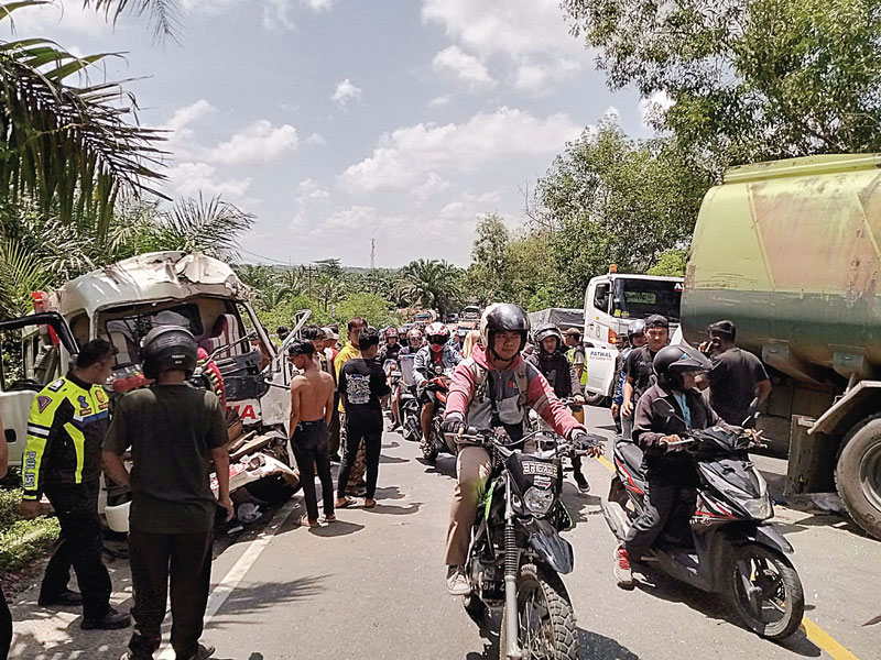 Kecelakaan lalu lintas di Jalan Lintas Pekanbaru-Duri Km 122, Balai Raja, Kecamatan Pinggir, Bengkalis yang mengakibatkan satu orang meninggal dunia dan lima orang luka-luka, Selasa (19/9/2023).