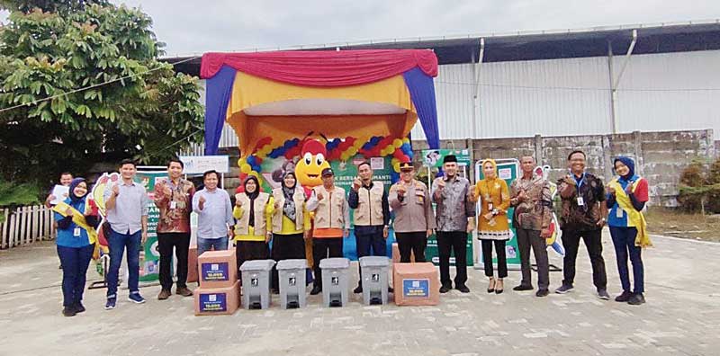 Kepala Dinas Kesehatan Kampar Riadhel Fithri SP MSi, Kepala Puskesmas Siak Hulu Sri Ratna Wilis MKes, Perwakilan dari manajemen PT Indomarco Prismatama Yeru Juworo dan Regional Area Manager Baygon Affandi  berfoto bersama dalam kegiatan CSR PSN yang digel
